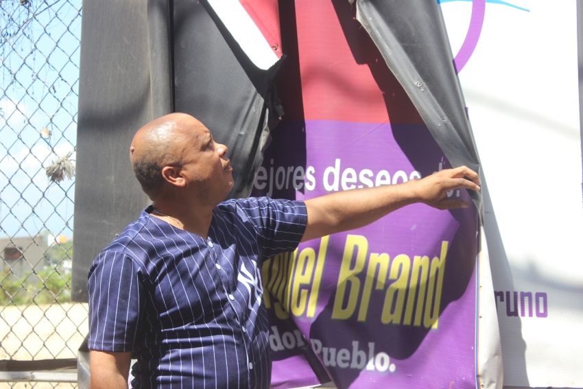 Regidor desmonta vallas en Santo Domingo Norte por mandato de JCE