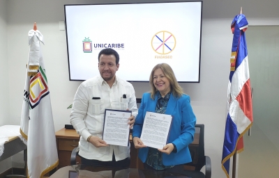 La presidenta de la Federación Fiadasec, doctora Irmgard Radefeldt Fonck, y por el maestro José Alejandro Aybar Martín, rector de Unicaribe al momento de firmar el convenio entre ambas instituciones.